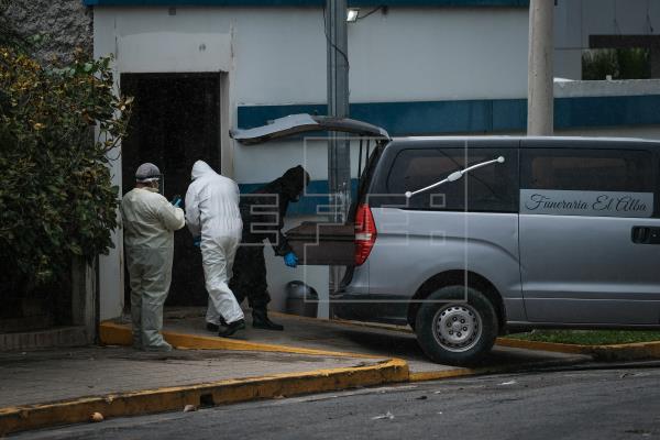 Un ataúd es retirado del Hospital Sermasa en el barrio Bolonia, utilizando protocolos de seguridad por muertes de COVID-19 en Managua (Nicaragua). EFE/ Carlos Herrera/Archivo