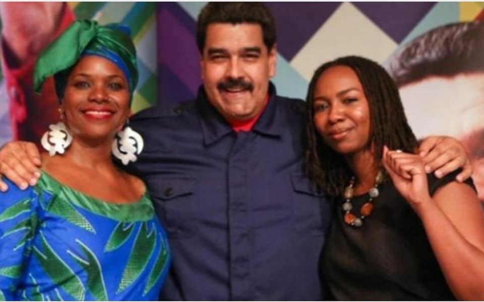 En 2015 Opal Tometi cofundadora de Blacl Lives Matter viajó a Venezuela y no tuvo inconveniente para fotografiarse con el criminal.