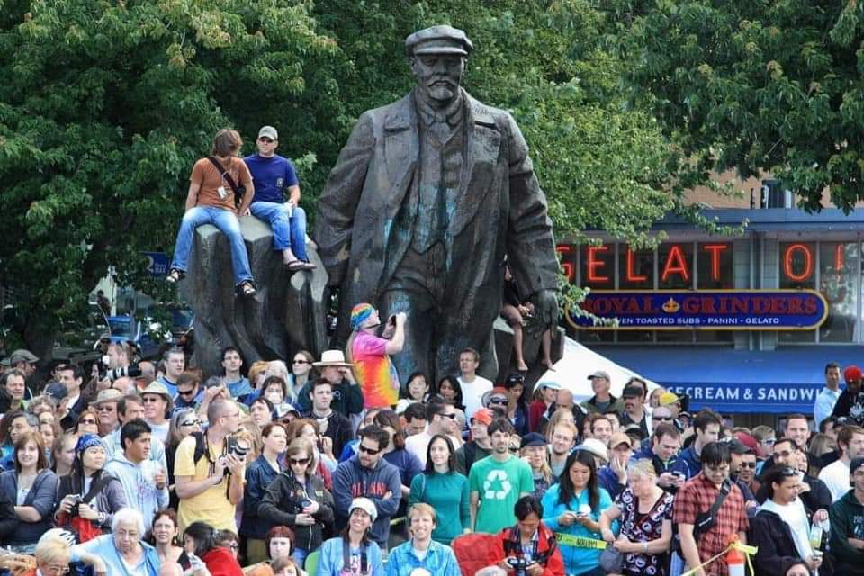 Vivimos en una sociedad de esclavos que atacan la estatua de Churchill, pero se hacen fotos en la de Lenin.