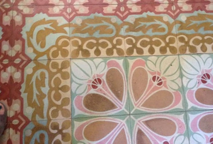 Los azulejos se los había cambiado a una anciana en La Habana Vieja por comida para dos semanas