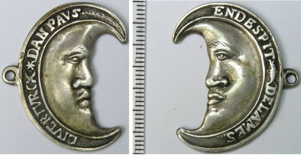 Medalla neerlandesa empleada por los “mendigos del mar” en forma de media luna del tiempo de la revuelta anticatólica, con el eslogan "Liver Turcx dan Paus" , ‘Antes turcos que papistas’, y "En Despit de la Mes" , en francés: "En Despit de la Messe", es decir ‘A pesar de la misa’, 1570.