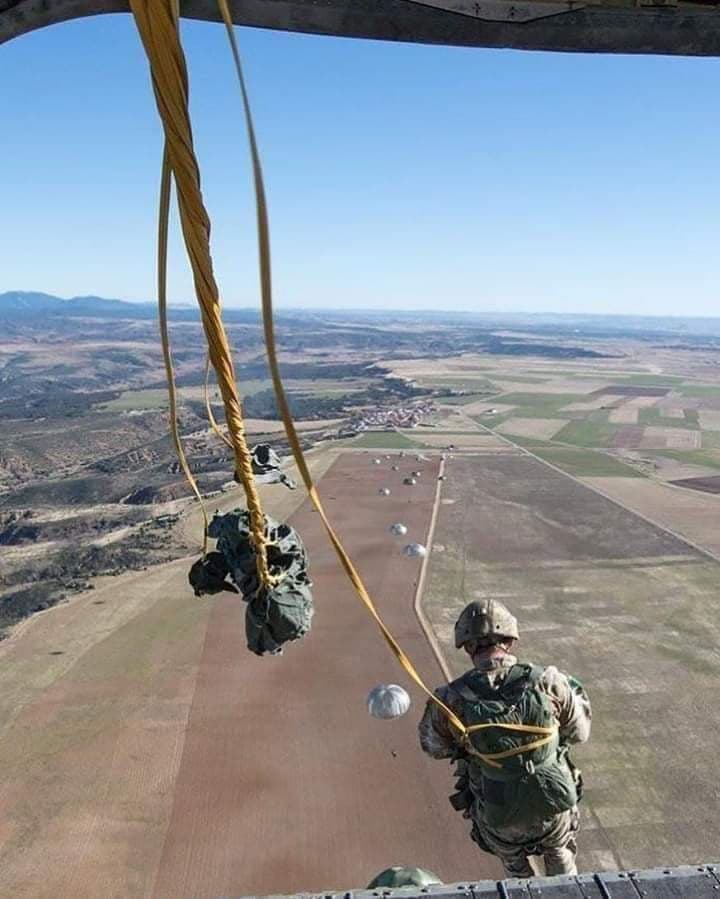Se equipo con el paracaídas y salto aquella misma noche