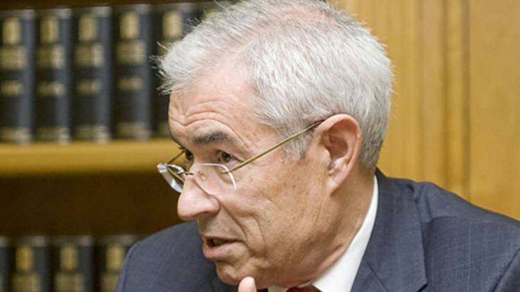 El científico E,milio Bouza. A Cataluña el ministro Illa no se atreverá ni a sugerirles que tomen aspirina
