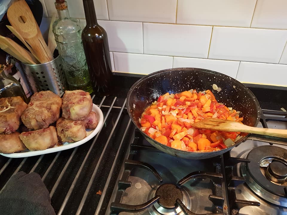 Preparamos las verduras. Primero cebolla y ajo y más tarde la zanahoria y el pimiento