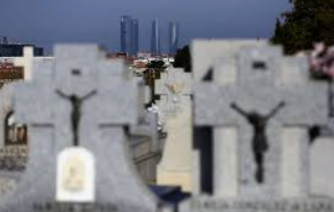Aquí yace Don Julian de espaldas a las cuatro torres como un rey tan pancho