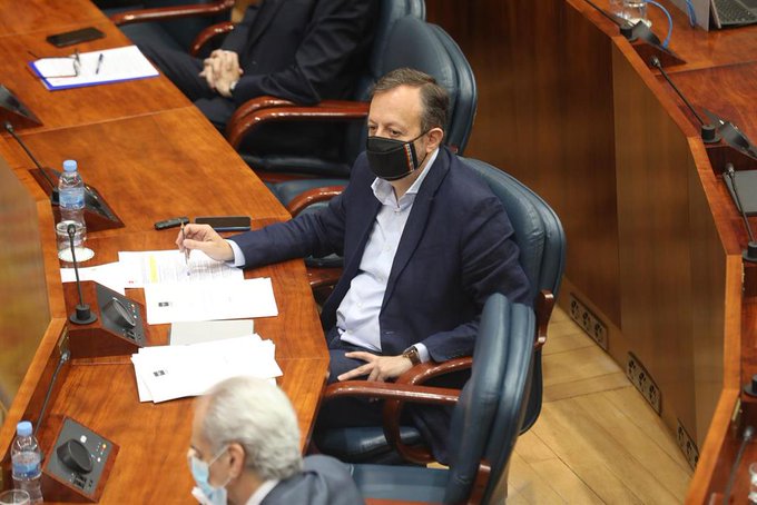 Dimite el consejero Alberto Reyero apelando a la "unidad de las instituciones" para luchar contra el virus