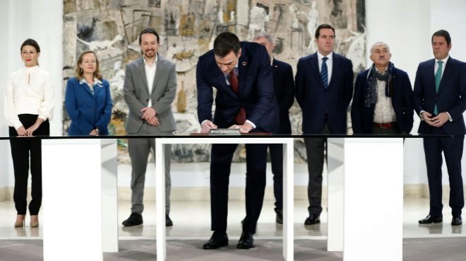 España, el país con más daño económico por el Covid-19. En la imagen momento de la firma de la subida del salario mínimo con patronal y sindicatows.