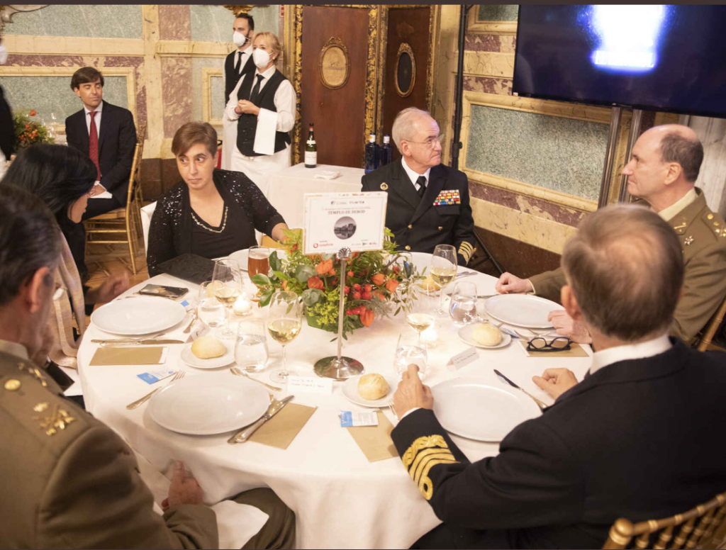 La gran cena de Pedro Jota y los que tienen que servir