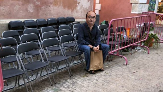 Miquel Iceta estudia aceptar la cartera de Sanidad. Solo tiene estudios de bachillerato, pero labia para parar un AVE... Tuit de Diego de Torres