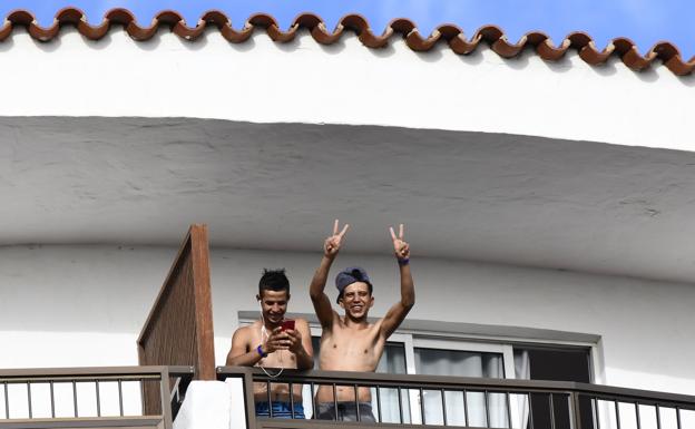 Imagen de ARCADIO SUÁREZ de inmigrantes en el Hotel Waikiki del sur de Gran Canaria.