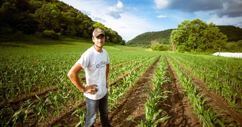Quieren hacernos creer que en el mundo no hay cabida para la agricultura y la ganadería. En la imagen de Agrónoma: joven agricultor