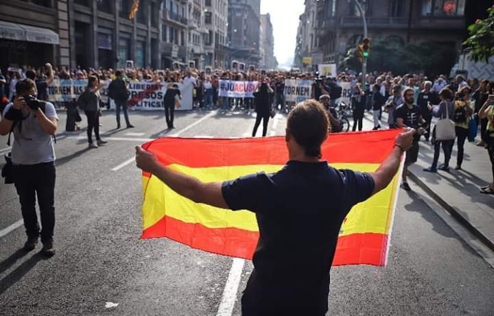 bandera de españa contra los populistas
