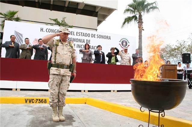 Ceremonias pública de incineración y reposición de banderas ante autoridades locales