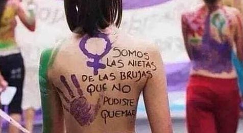 Las feministas no sois las descendientes de las brujas que no quemaron.. Tuit de AS DE TRÉBOLES