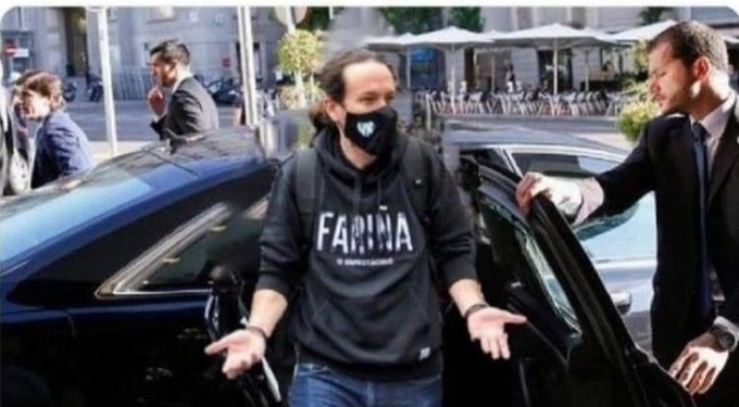 Caminando hacía las barricadas y vestido para la ocasión. Tuit de Mar