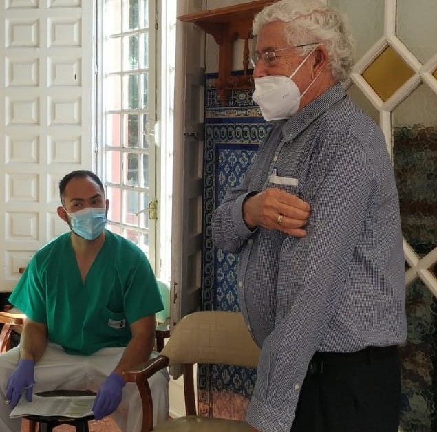 Ernesto Castro, Psiquiatra, Director Médico, vacunándose
