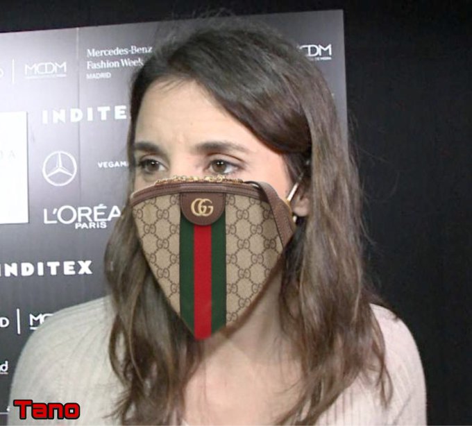 Ha inventado la mascarilla-bolso, y tú criticándola.... Tuit e ilustración de Super Tano