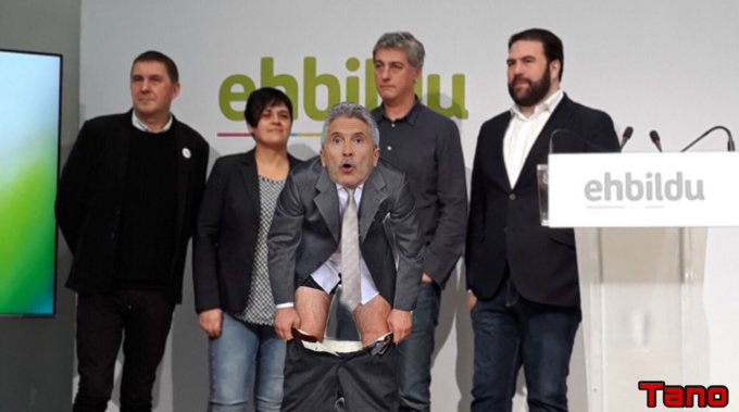 Marlaska posa para la posteridad por infatigable labor de acercamiento de los presos etarras...