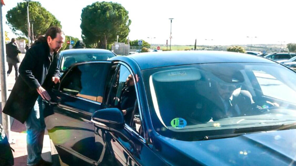 Pablo Iglesias accediendo a su vehiculo oficial de alta gama