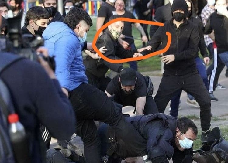 Si se fijan en el círculo puede verse a un Pacífico manifestante con una porra extensible de acero.