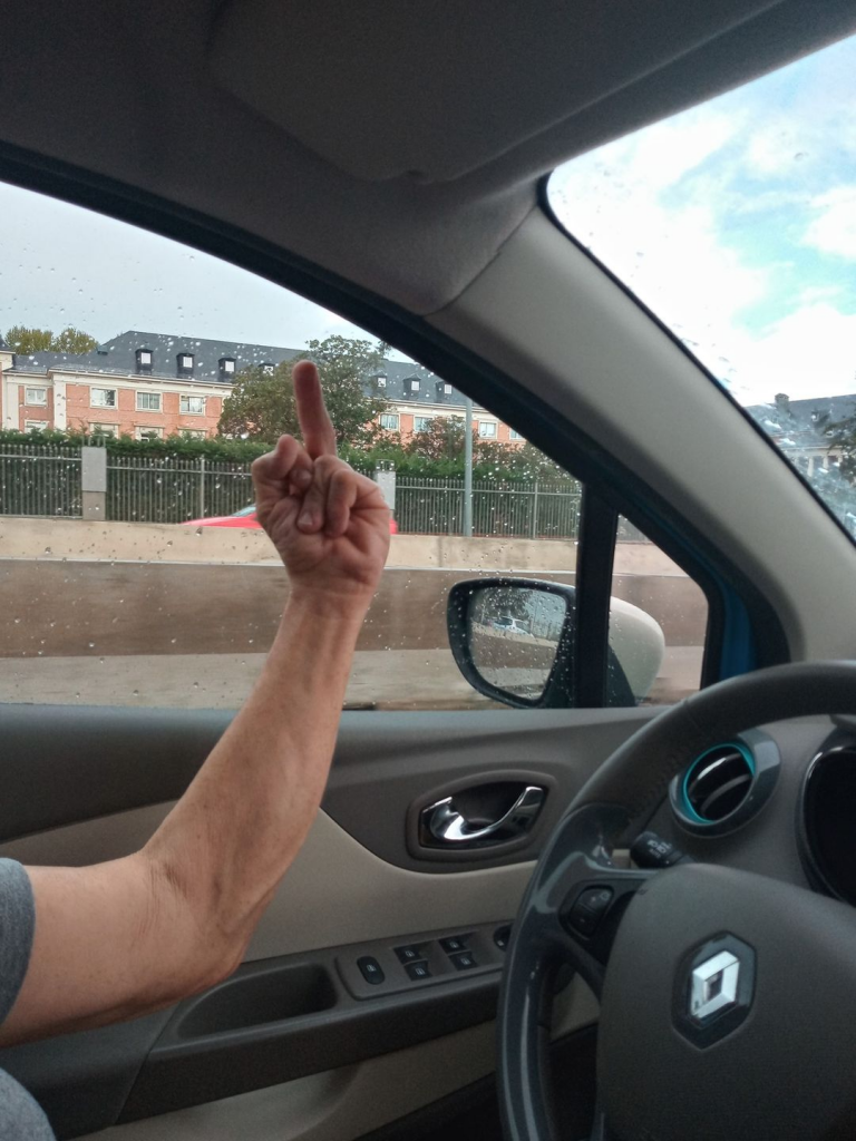 Cada vez más gente levanta el dedo anular cuando pasa por la nacional seis a la altura del Palacio de la Moncloa