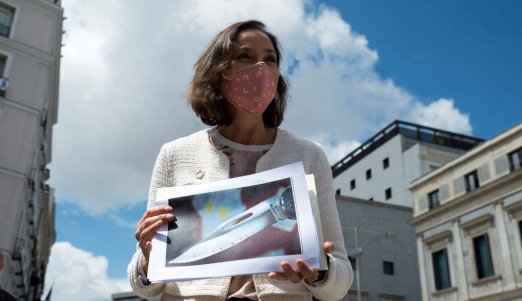 La Ministra Maroto y el puñal. Tercer acto o la grotesca reacción a la victoria de Ayuso
