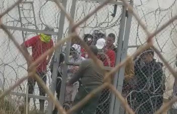 La policía de Marruecos abriendo en Ceuta la verja de la zona neutral para que siga pasando gente...