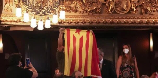 A Sánchez le escupen en la cara y le da igual con tal de seguir en Moncloa. Tuit de Lna Tabernaria