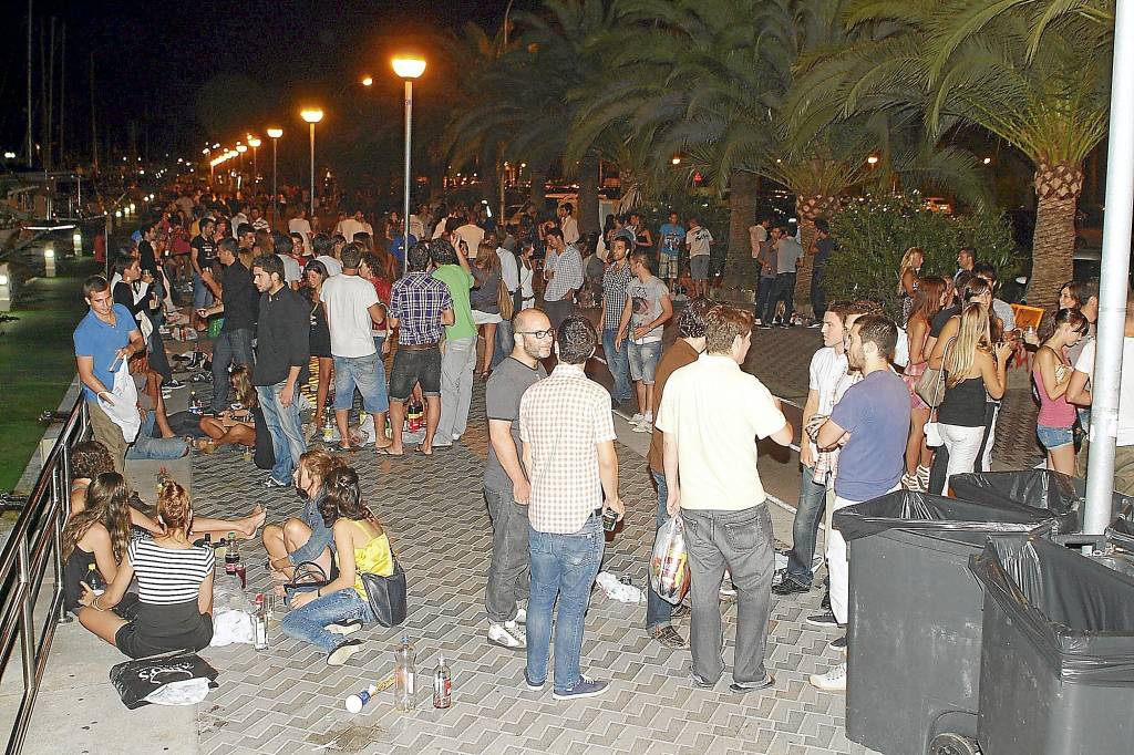 De aquellos polvos, estos lodos. Botellón en Mallorca. Imagen de Última Hora
