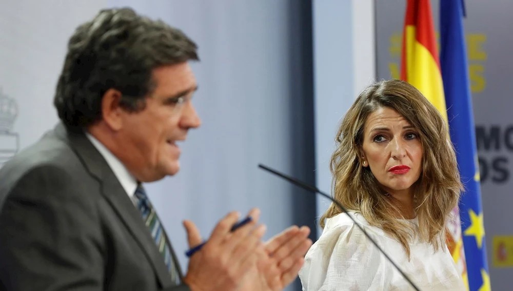 Los dos Ministros mentían en el mismo acto sin inmutarse