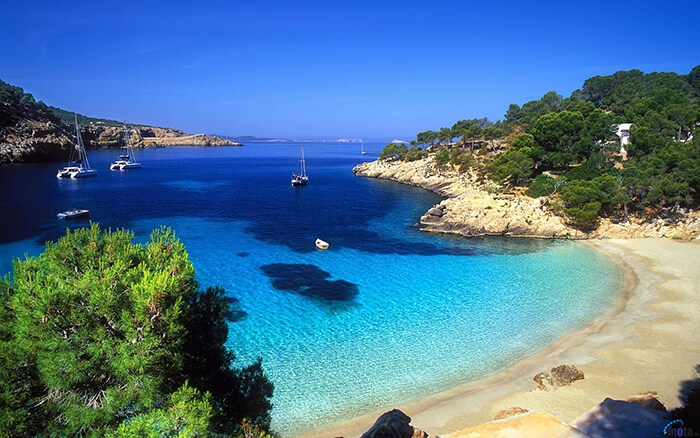 luxury yacht charter in ibiza