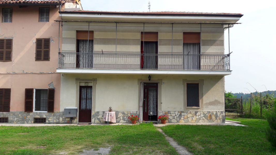 Vendo casa indipendente su 3 lati,con giardino privato e box