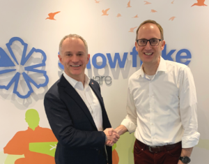 Cirium CEO, Jeremy Bowen and Snowflake CEO, Ian Painter, Snowflake CEO celebrate signed agreement