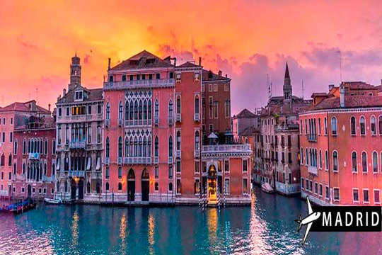 ¡Venecia en S. Santa! Estancia de 3 noches AD + vuelo de Madrid