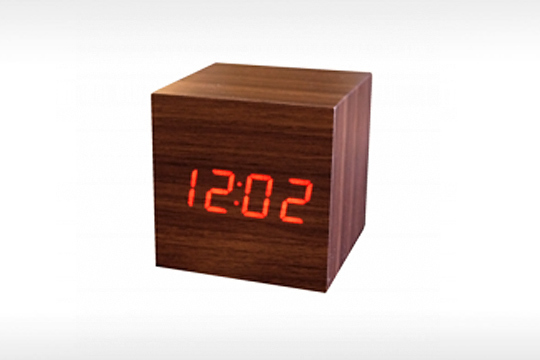 Cubo reloj de madera con LED