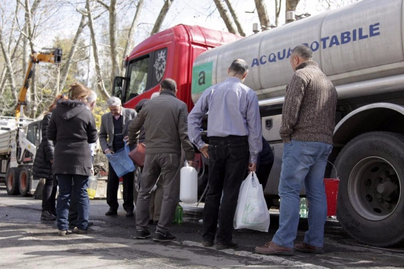 Le crisi idriche possono colpire da Nord a Sud in scenari oggi estremamente complessi. Qui la fila per ottenere l'acqua potabile in una situazione di emergenza.