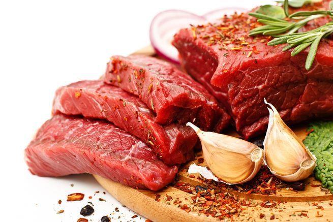 استشاري يُحذر من الإفراط في تناول اللحوم الحمراء ويوضح خطورة ذلك