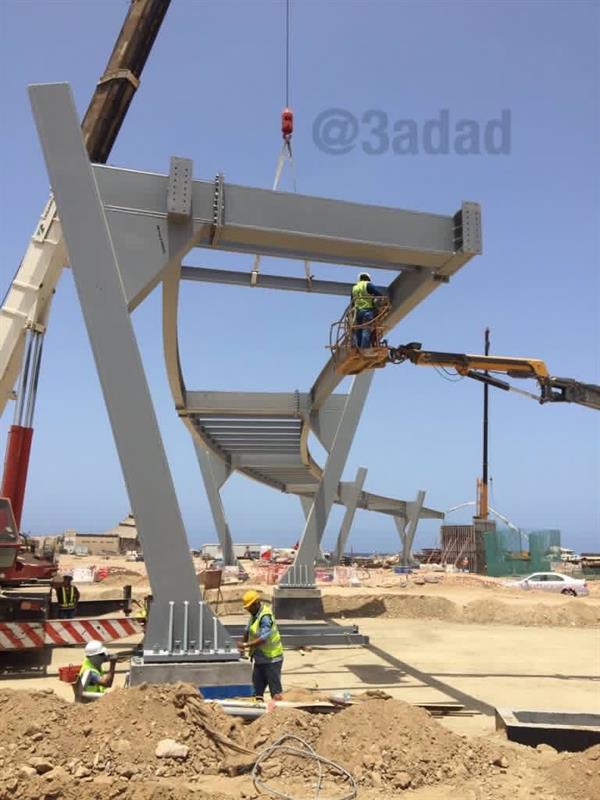 صور حديثة من أعمال تنفيذ أطول جسر مشاة في المملكة بجدة