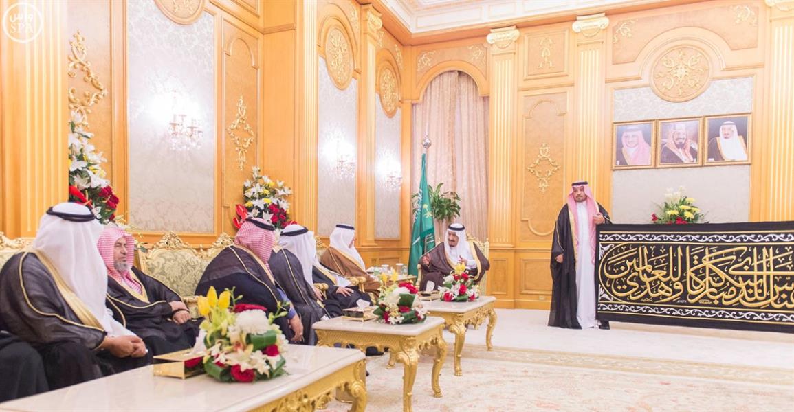 بالصور.. خادم الحرمين يستقبل الشيخ السديس