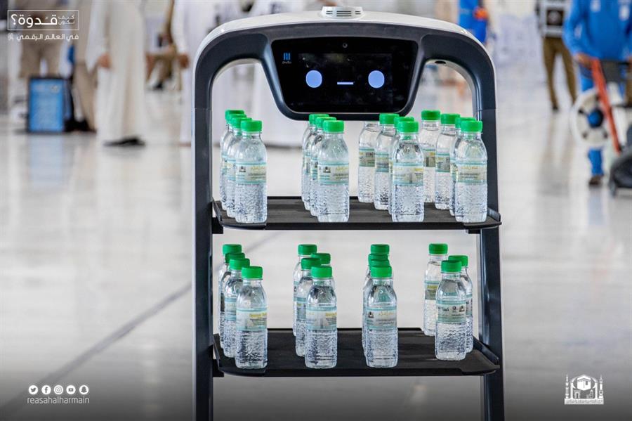 روبوت ذكي يوزع عبوات ماء زمزم داخل المسجد الحرام 