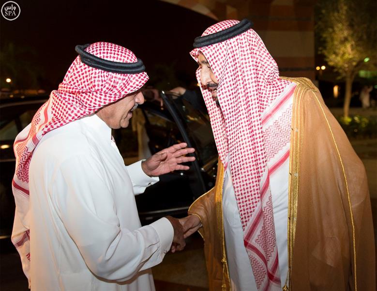 خادم الحرمين الشريفين يزور أخاه سمو الأمير مقرن بن عبدالعزيز