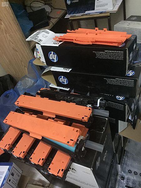 إغلاق مستودع لمستلزمات الكمبيوتر بالرياض بعد ضبط 30 ألف منتج مغشوش (صور)