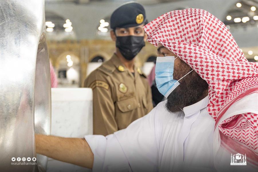 صور.. السديس يُشارك في تطييب الكعبة المشرفة 