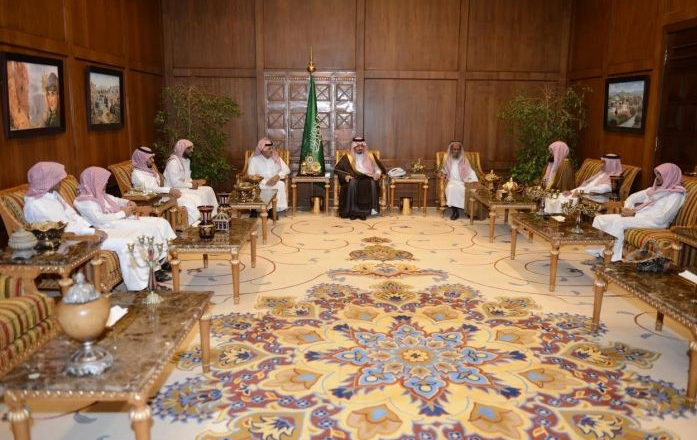 بالصور.. أمير عسير يستقبل أسرة الشهيد 