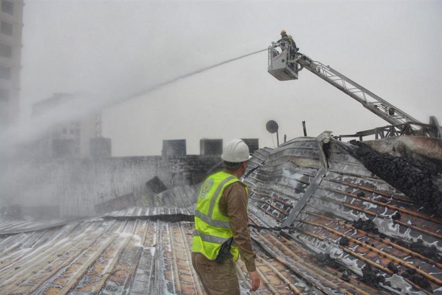 حريق يتسبب في أضرار جسيمة بمطعم في جدة حريق يتسبب في أضرار جسيمة بمطعم في جدة