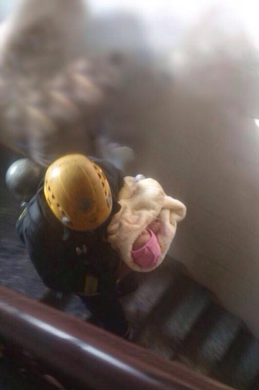 انقاذ طفل وأمه من حريق في شقة سكنية بتبوك