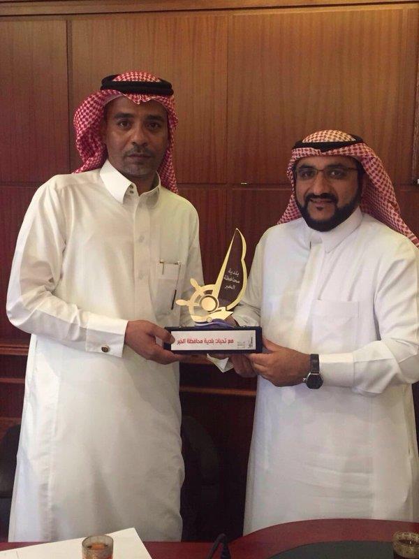 بالفيديو.. مواطن يبادر بإغلاق حفرة في أحد شوارع الخبر.. والبلدية تكرمه بالفيديو.. مواطن يبادر بإغلاق حفرة في أحد شوارع الخبر.. والبلدية تكرمه