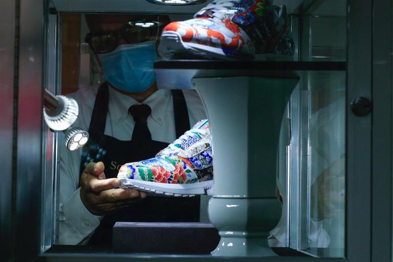  حذاء رياضي فريد للبيع بمليون دولار