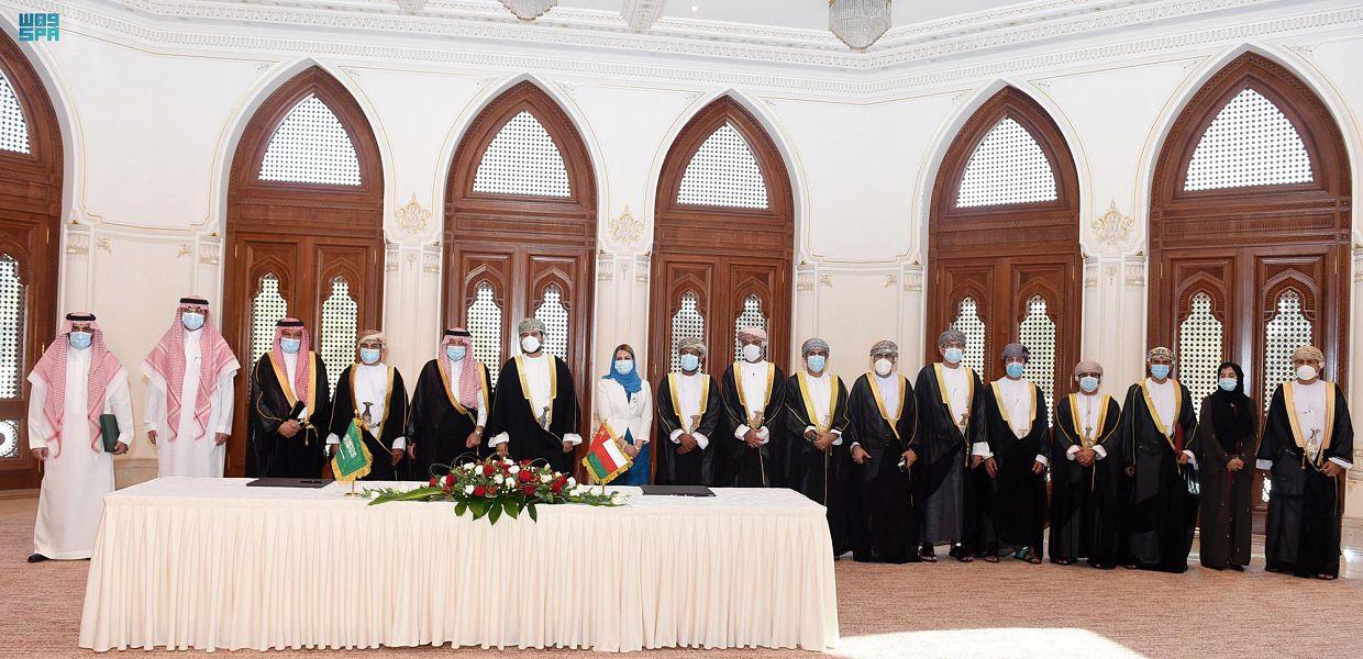 المملكة وعُمان توقعان خمس مذكرات تفاهم في المجالين التجاري والإعلامي