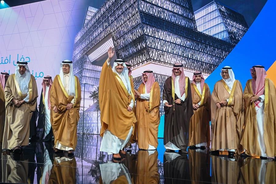 وزير الطاقة: نعمل على تطوير حقول الغاز لإنتاج 630 ألف برميل يومياً من سوائل الغاز الطبيعي والمُكثَّفَات وزير الطاقة: نعمل على تطوير حقول الغاز لإنتاج 630 ألف برميل يومياً من سوائل الغاز الطبيعي والمُكثَّفَات